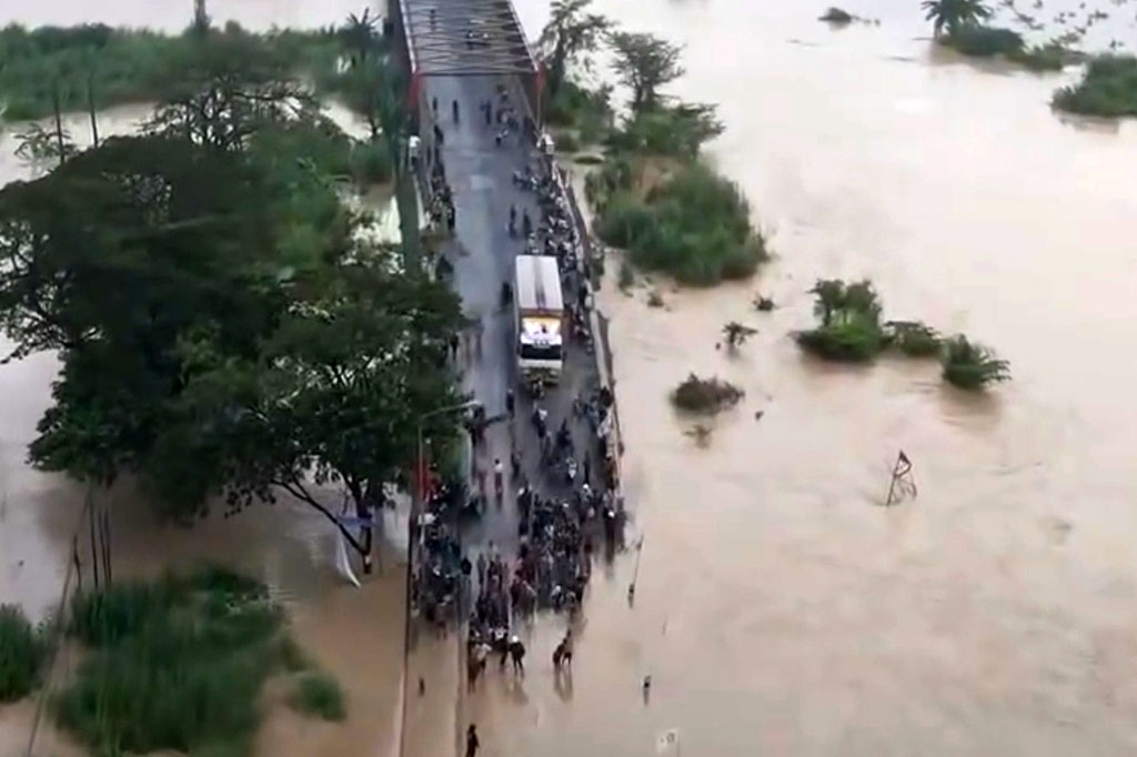 Banjir melanda Kabupaten Grobogan, Jawa Tengah, Selasa, 6 Februari 2024. Dampak tidak hanya mengakibatkan putusnya ruas jalan Semarang-Purwodadi dan lumpuhnya perjalanan kereta api, tetapi juga ribuan warga di Kecamatan Gubug terpaksa diungsikan ke tempat lebih aman.