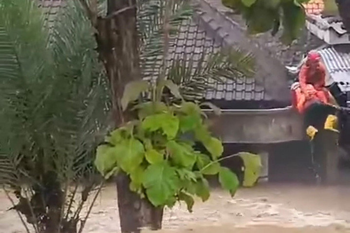 Selain mendirikan posko dan dapur umum, demikian Endang Sulistyoningsih, tim gabungan dari BPBD, kepolisian, TNI, PMI dan relawan juga terus mendustribusikan bantuan logistik terutama makanan dan obat-obatan serta mendirikan tenda darurat untuk para korban banjir.