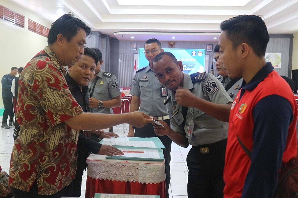 Kantor Wilayah (Kanwil) Kementerian Hukum dan Hak Asasi Manusia (Kemenkumham) Jatim telah mempersiapkan pemilu serentak 14 Februari mendatang. Khususnya saat proses pemungutan dan penghitungan suara di tempat pemungutan suara (TPS) khusus lapas.
