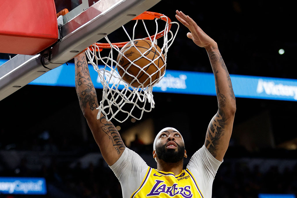 Triple-double ini adalah yang ketiga kalinya dalam karier Davis yang sekaligus mengantar Lakers meraih kemenangan ketiga berturut-turut.