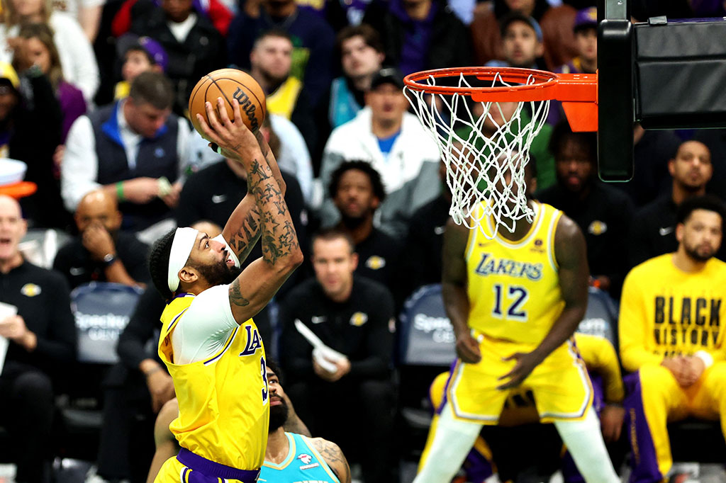 Center Anthony Davis mencetak triple-double dengan catatan 26 poin, 15 rebound, dan 11 assist untuk membantu timnya Los Angeles Lakers menang atas Charlotte Hornets 124-118 pada laga di Spectrum Center Charlotte, Carolina Utara, Selasa, 6 Februari 2024 WIB.