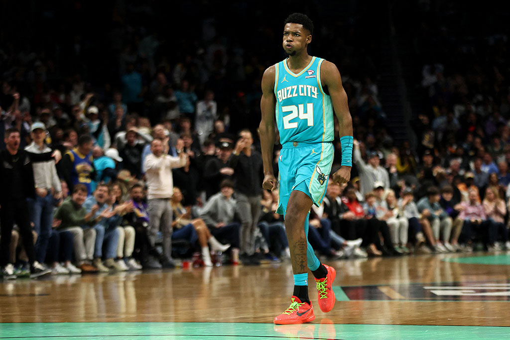 Sementara pemain rookie Brandon Miller mencetak 33 poin dengan lima tripoin. Miller menjadi rookie Hornets pertama yang mencetak setidaknya 30 poin dalam dua pertandingan berturut-turut.