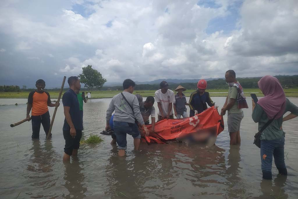 Hujan deras disertai petir mengakibatkan seorang petani yang bernama Didi, 60, warga Dusun, Kalapatiga, Desa Babakan, Kecamatan Pangandaran, tewas tersambar petir. Peristiwa itu terjadi, Senin, 5 Februari 2024 dan jenazah korban ditemukan sekitar pukul 11.00 WIB siang oleh para petani yang hendak menuju persawahan.
