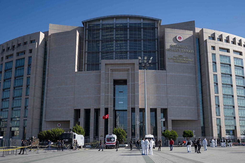 Polisi Turki pada Selasa, 6 Februari 2024 menembak mati seorang pria dan seorang wanita yang tergabung dalam organisasi 'teroris' sayap kiri yang menyerang sebuah pos pemeriksaan keamanan di luar gedung pengadilan utama Istanbul, melukai enam orang, kata para pejabat.