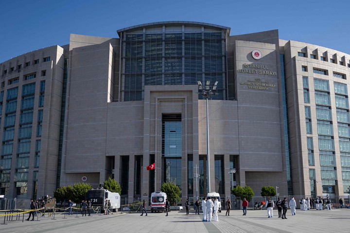 Polisi Turki pada Selasa, 6 Februari 2024 menembak mati seorang pria dan seorang wanita yang tergabung dalam organisasi 'teroris' sayap kiri yang menyerang sebuah pos pemeriksaan keamanan di luar gedung pengadilan utama Istanbul, melukai enam orang, kata para pejabat.