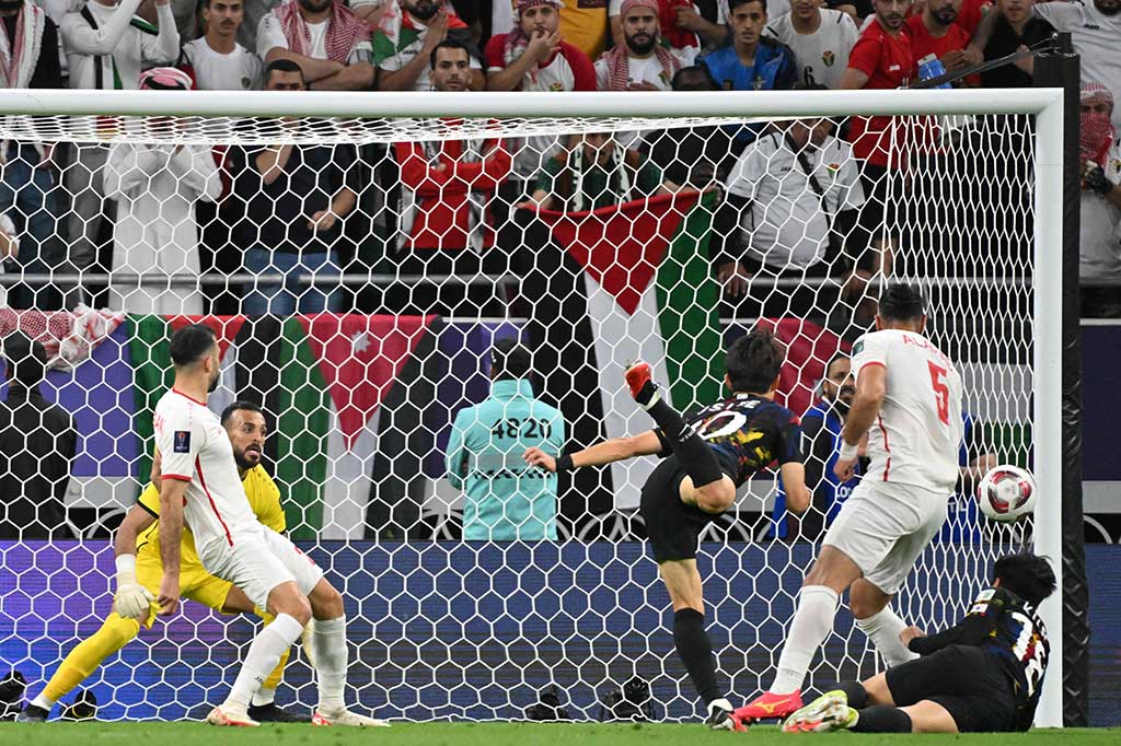 Skuad asuhan Jurgen Klinsmann memiliki peluang emas lewat sundulan Lee Jae-sung yang masih menbentur tiang gawang.