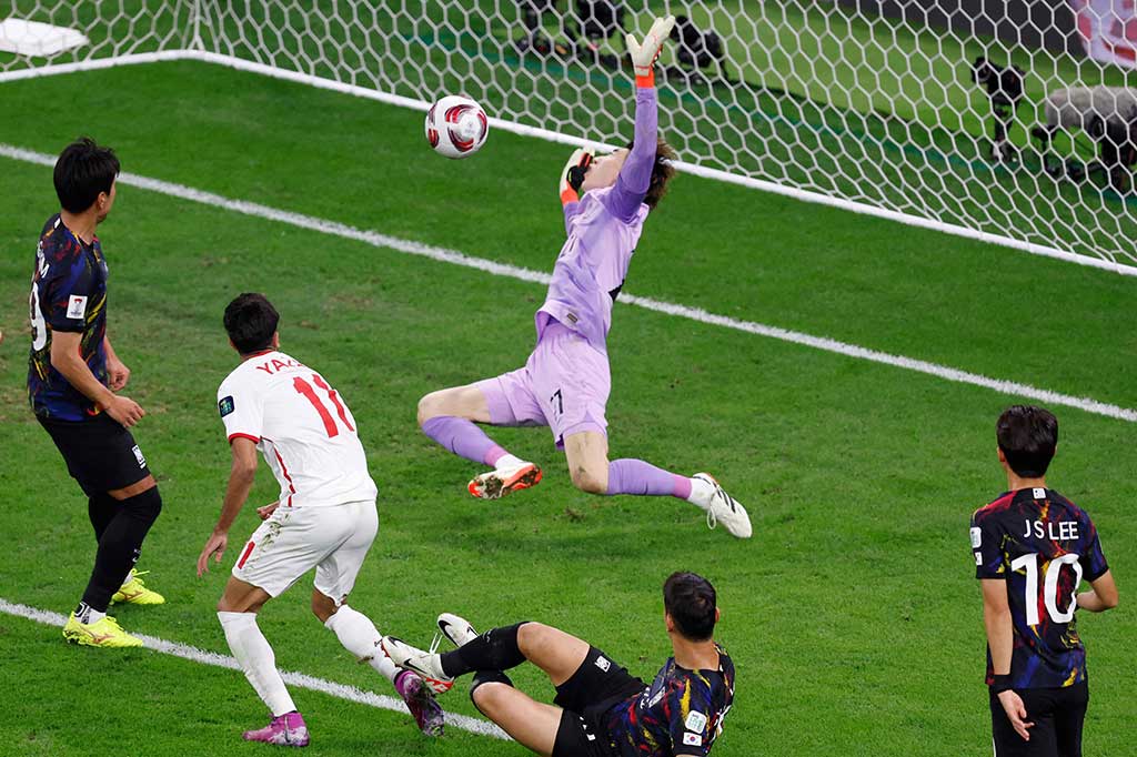 Selanjutnya giliran Yordania yang memiliki peluang emas lewat Yazan Al-Naimat yang sempat melewati tiga pemain Korea Selatan, namun tendangannya masih dapat dihalau kiper Korea Selatan Jo Hyeon-woo. Tidak ada gol yang tercipta di babak pertama