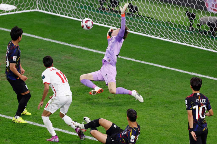 Selanjutnya giliran Yordania yang memiliki peluang emas lewat Yazan Al-Naimat yang sempat melewati tiga pemain Korea Selatan, namun tendangannya masih dapat dihalau kiper Korea Selatan Jo Hyeon-woo. Tidak ada gol yang tercipta di babak pertama