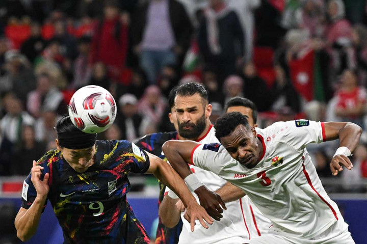 Tertinggal satu gol, Korea Selatan memiliki peluang untuk menyamakan kedudukan lewat sundulan Cho Gue-sung, namun bola masih melambung tipis di atas mistar gawang Yordania.