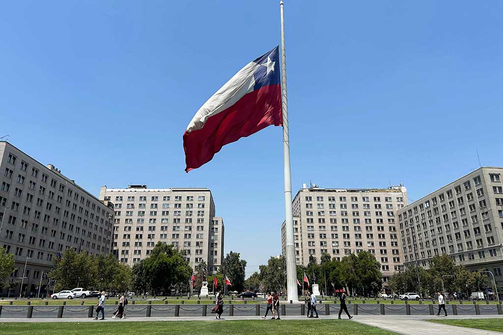 Bendera Chile berkibar setengah tiang sebagai tanda duka nasional atas kebakaran hutan terbaru dan meninggalnya mantan Presiden Sebastian Piñera di Santiago, Selasa, 6 Februari 2024 waktu setempat.