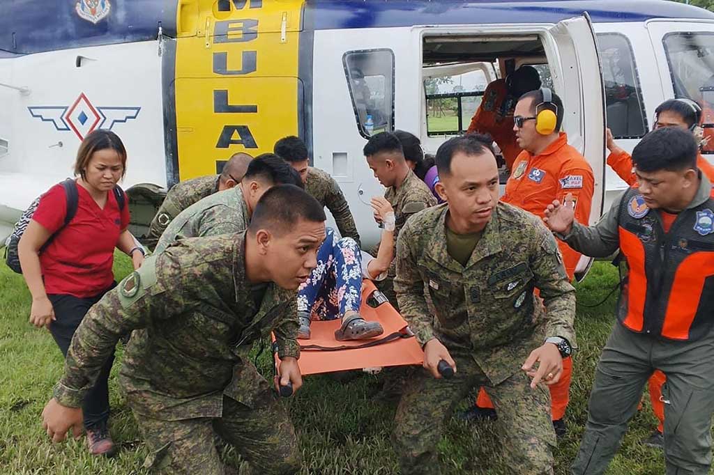 Tim penyelamat pada Rabu, 7 Februari 2024, mencari 20 orang yang terperangkap di dalam dua bus yang terkubur tanah longsor akibat hujan di wilayah pegunungan Filipina selatan