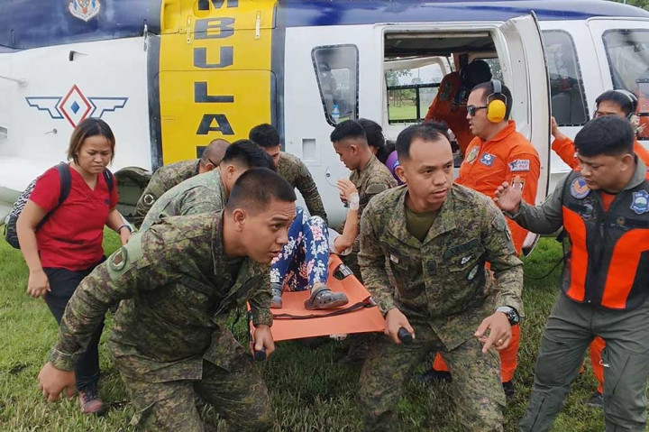 Tim penyelamat pada Rabu, 7 Februari 2024, mencari 20 orang yang terperangkap di dalam dua bus yang terkubur tanah longsor akibat hujan di wilayah pegunungan Filipina selatan