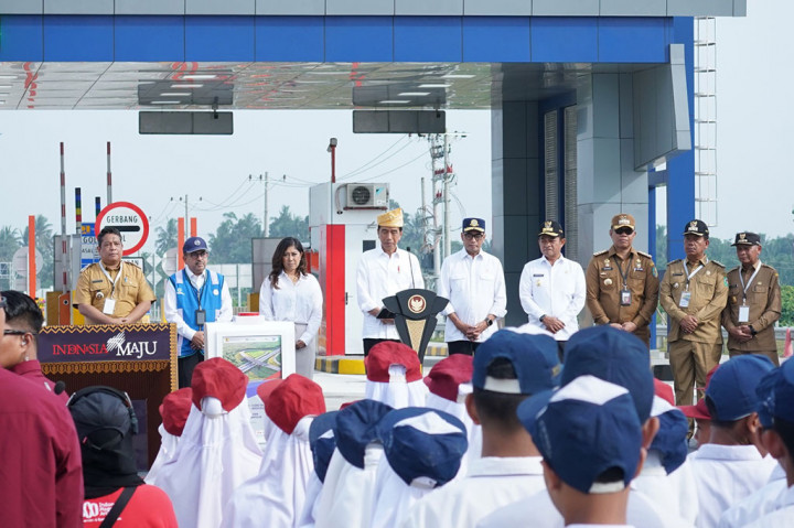 Presiden Joko Widodo (Jokowi) meresmikan operasional ruas jalan tol seksi Tebing Tinggi-Indrapura dan seksi Indrapura-Limapuluh di Provinsi Sumatera Utara (Sumut), Rabu, 7 Februari 2024.