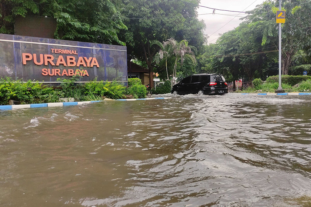 Kondisi ini merepotkan bagi penumpang terutama yang membawa barang banyak. Rata-rata para penumpang kaget, dan tidak mengetahui sebelumnya bahwa terminal terendam banjir.