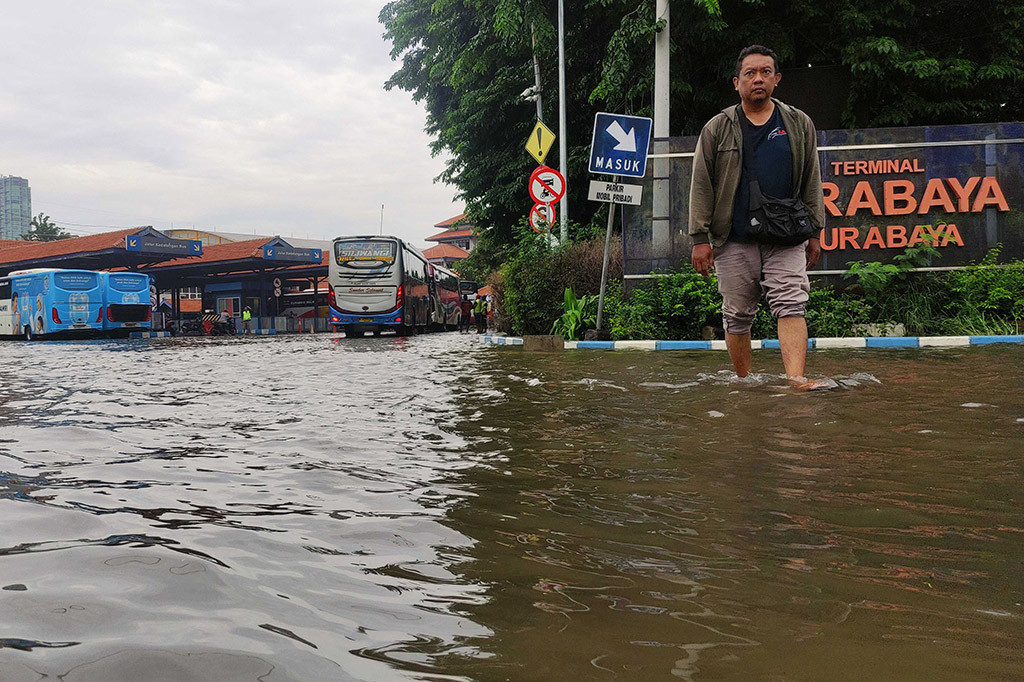 Banjir yang melanda kawasan terminal Purabaya ini sejak Selasa, 6 Februari 2024 pagi. Banjir dipicu hujan deras serta kondisi Sungai Buntung di kawasan tersebut yang kondisinya mengalami kedangkalan sehingga air meluber.