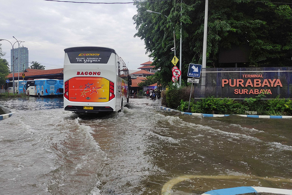 Terminal bus antarkota antarprovinsi Purabaya di Kabupaten Sidoarjo dilanda banjir sudah dua hari terakhir ini. Para penumpang bus yang akan naik ataupun turun dari bus, menjadi kerepotan harus melepas sepatu yang mereka pakai.