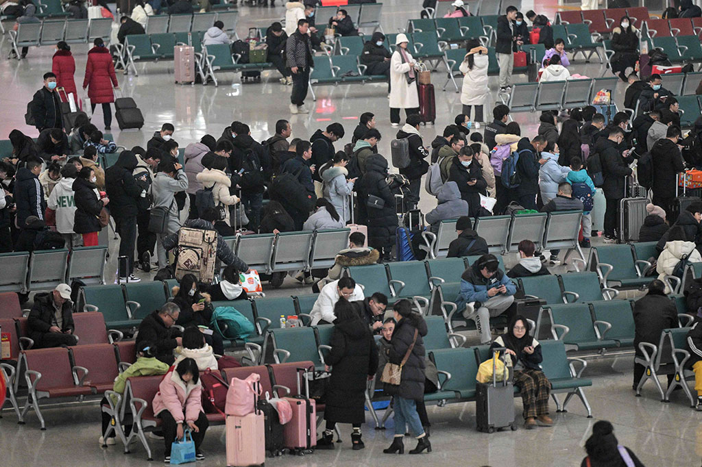 Ratusan juta orang meninggalkan kota-kota besar Tiongkok pada minggu ini dalam migrasi tahunan terbesar di dunia, pulang ke rumah untuk berbagi makanan, memberi penghormatan kepada orang yang lebih tua, dan menyampaikan berkah pada tahun baru Imlek 2024.