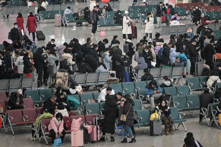 Ratusan juta orang meninggalkan kota-kota besar Tiongkok pada minggu ini dalam migrasi tahunan terbesar di dunia, pulang ke rumah untuk berbagi makanan, memberi penghormatan kepada orang yang lebih tua, dan menyampaikan berkah pada tahun baru Imlek 2024.