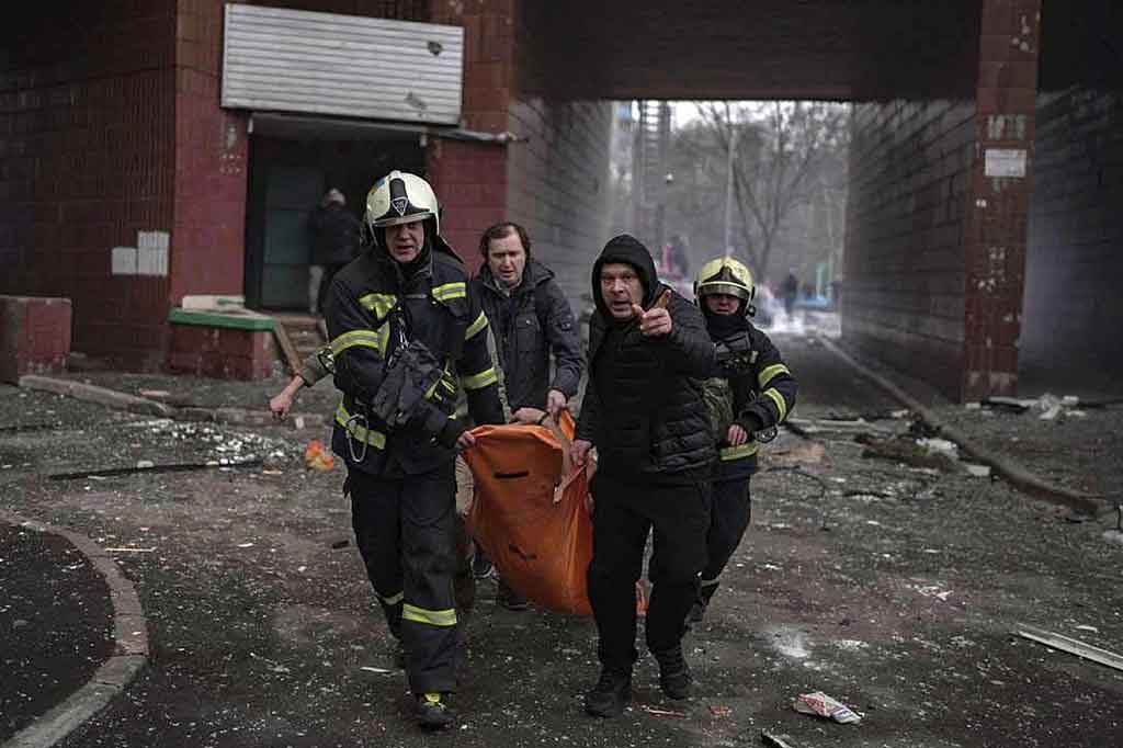 Setidaknya tiga orang tewas dalam gelombang besar serangan rudal dan pesawat tak berawak Rusia di Ukraina pada Rabu, 7 Februari 2024 pagi. Hal itu dikatakan Presiden Ukraina Volodymyr Zelensky.