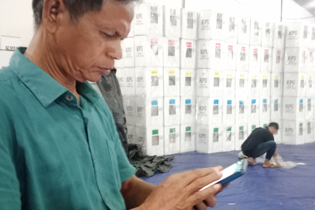 Hindari politik Uang dan jual beli suara, KIP (Komisi Independen Pemilihan) Kabupaten Pidie, Provinsi Aceh, melarang setiap pemilih tidak membawa ponsel saat pencoblosan di bilik suara.