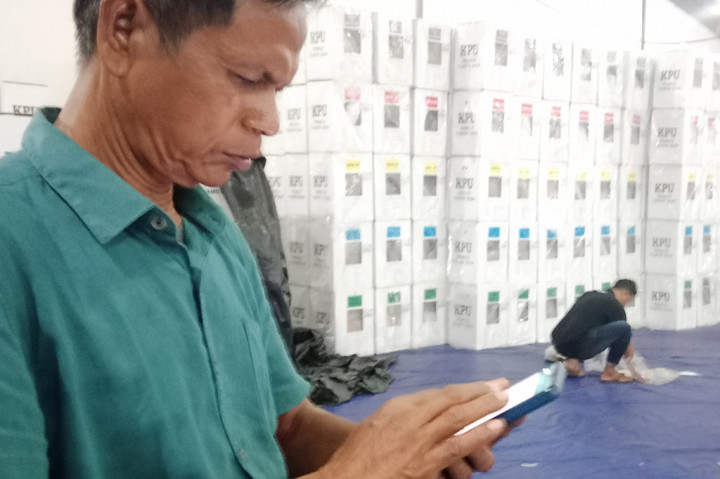 Hindari politik Uang dan jual beli suara, KIP (Komisi Independen Pemilihan) Kabupaten Pidie, Provinsi Aceh, melarang setiap pemilih tidak membawa ponsel saat pencoblosan di bilik suara.