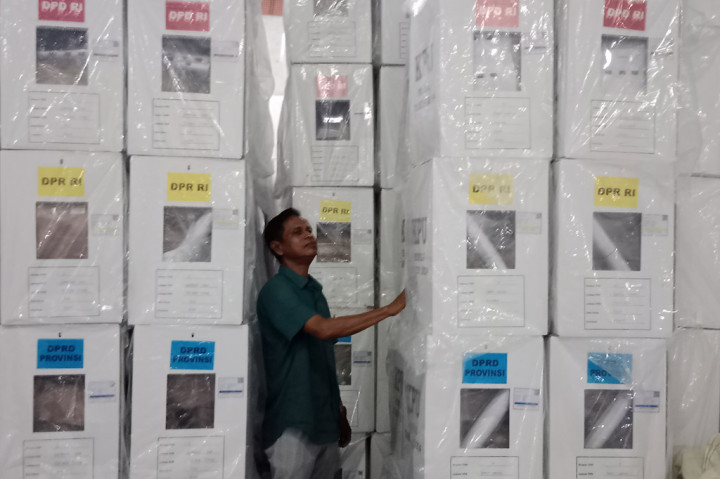 Sebelum pemilih memasuki bilik pencoblosan, diharapkan kepada petugas TPS agar mengingatkan supaya tidak lupa meninggalkan ponsel diluar. Sebelumnya Panitia pemungutan sudah menyediakan kotak titipan ponsel dibawah pengawasan petugas TPS.