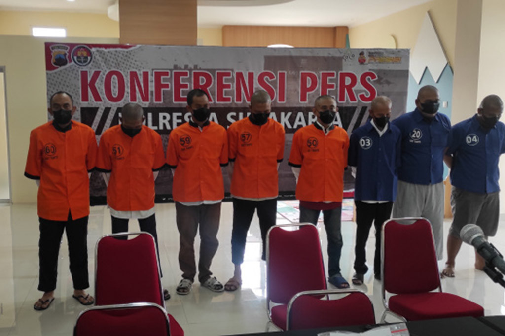 Sukses tangani 132 kasus narkoba pada 2023, Polresta Surakarta terus perangi tanpa kompromi kejahatan psikotropika pada 2024 ini. Sedikitnya 5 tersangka pengedar dicokok, bersama barang bukti 260 gram lebih sabu sabu dalam paket kecil kecil.