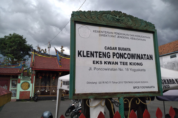 Aroma dupa akan menyeruak ketika mendekati bangunan di Jalan Poncowinatan No.16, Kelurahan Gowongan, Kecamatan Jetis, Kota Yogyakarta. Aroma dupa tersebut bersumber dari Kelenteng Twan Tee Kiong atau akrab dengan sebutan Kelenteng Poncowinatan.