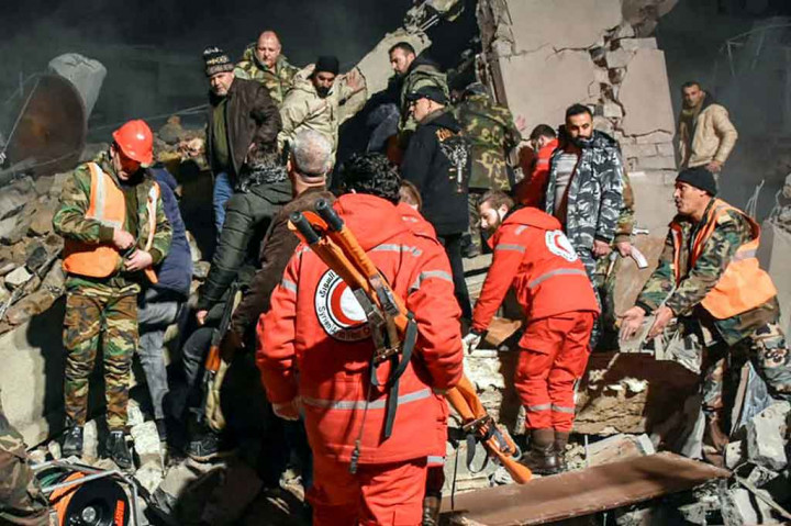 Kementerian Pertahanan Suriah melaporkan bahwa Israel melancarkan serangan udara dari arah utara Tripoli (Lebanon) yang menargetkan sejumlah lokasi di Kota Homs dan pedesaannya... membunuh dan melukai sejumlah warga sipil.