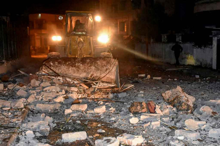 Televisi pemerintah Suriah menyiarkan rekaman tim penyelamat saat mencari-cari korban di antara puing-puing bangunan yang runtuh dan membawa seseorang dengan tandu.