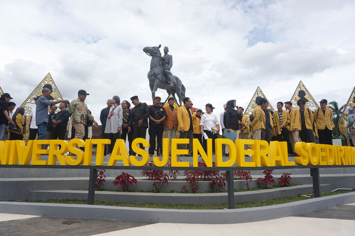 Sekitar 20 guru besar dan puluhan civitas akademika Universitas Jenderal Soedirman (Unsoed) Purwokerto, Jawa Tengah (Jateng) menggelar aksi simpatik tepat di depan patung Jenderal Soedirman. Civitas akademika Unsoed membacakan deklarasi yang mengkritisi demokrasi yang dinilai mengalami kemunduran.