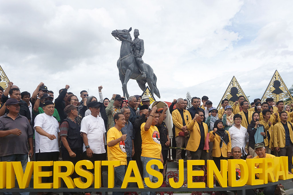Dalam aksi simpatik itu, para guru besar dan civitas akademika yang menamakan Laskar Poetra Soedirman Menggugat meneriakkan,