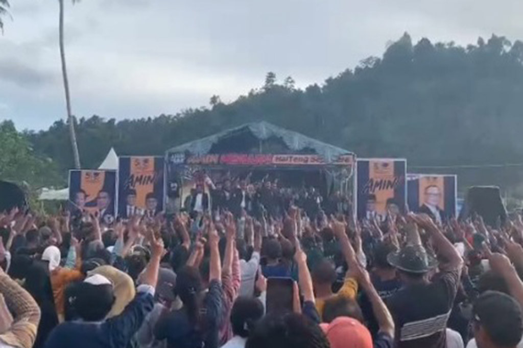Sebanyak lima ribu lebih warga di Kabupaten Halmahera Tengah, Maluku Utara membanjiri kampanye akbar calon presiden nomor urut 1 yang digelar oleh DPD Partai Nasdem Halmahera Tengah pada Rabu, 7 Februari 2024 sore.