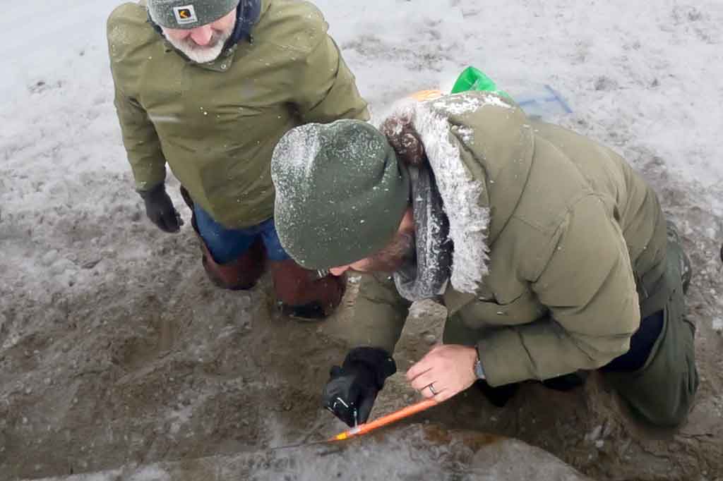Sebuah bangkai kapal yang diyakini berasal dari abad ke-19 terdampar di pantai yang tertutup salju di Provinsi Newfoundland, pulau Atlantik di Kanada, menarik perhatian banyak orang dan arkeolog untuk menyelidiki masa lalu misteriusnya.