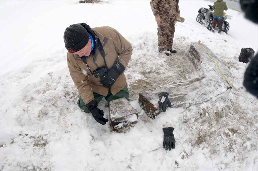 Selama akhir pekan lalu, tim arkeolog dan sukarelawan bergegas menemukan bagian-bagian kapal sepanjang 30 meter (100 kaki) itu sebelum air pasang membawanya kembali ke kedalaman laut tempat kapal itu berasal. Mereka berhasil mengambil papan kayu, selubung logam dan potongan lainnya yang telah dikirim ke laboratorium untuk dianalisis.