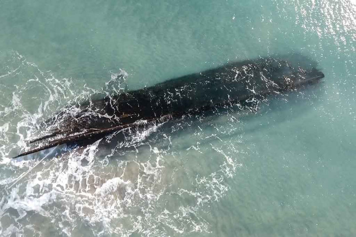 “Kami berharap dapat mengidentifikasi spesies dan umur kayu serta mengidentifikasi komposisi logamnya. Hal-hal tersebut akan memberi kita petunjuk mengenai umur dan asal usulnya,” kata arkeolog Jamie Brake pada konferensi pers pada hari Selasa, 6 Februari 2024.