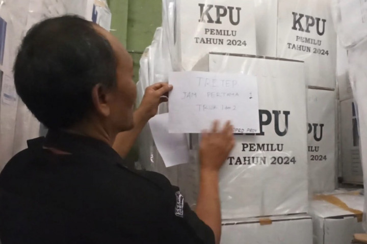 Ketua KPU Temanggung Henri Sofyan Rois mengatakan, persiapan saat ini masih memasukkan surat suara capres-cawapres yang sudah masuk amlop ke dalam kotak suara. Seluruh kekurangan surat suara juga telah diterima oleh KPU Temanggung.
