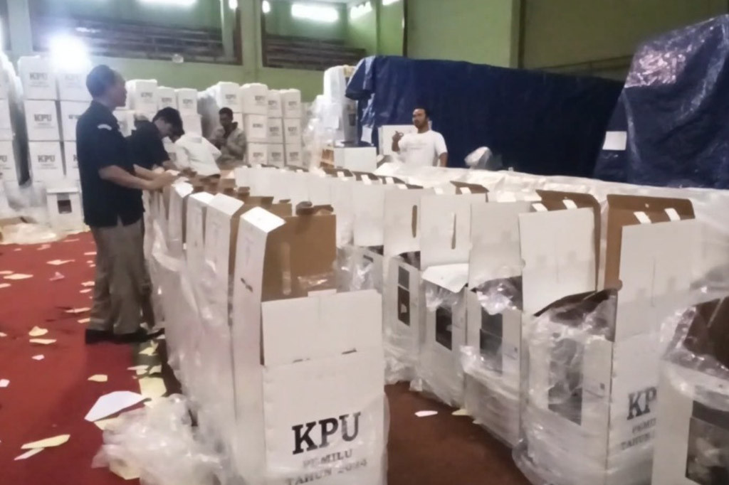 Khusus kotak suara capres-cawapres memakan waktu agak lama, selain surat suara tetapi sejumlah formulir dan alat coblos serta plano dikemas dalam satu kotak.