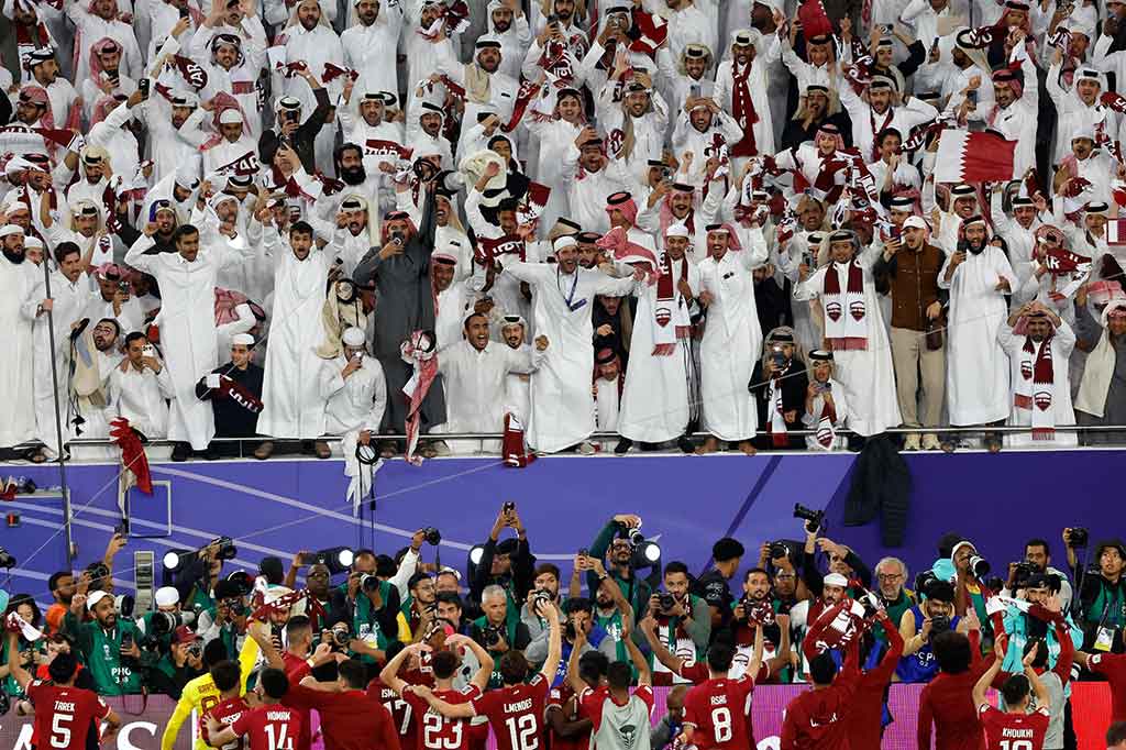 juara bertahan sekaligus tuan rumah Qatar dipastikan bakal menghadapi Yordania di pantai final Piala Asia 2023. Qatar melaju ke partai puncak usai mengalahkan Iran dengan skor ketat 3-2 pada babak semifinal, Rabu, 7 Februari 2024.