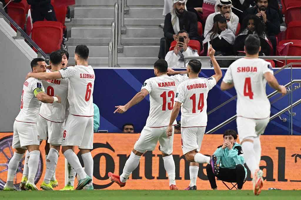 Iran unggul cepat pada menit ke-4 lewat Sardar Azmoun. Penyerang AS Roma itu menyambar sapuan bek Qatar Pedro Miguel dengan tendangan salto yang menjebol gawang kiper Meshaal Barsham. Skor 1-0.