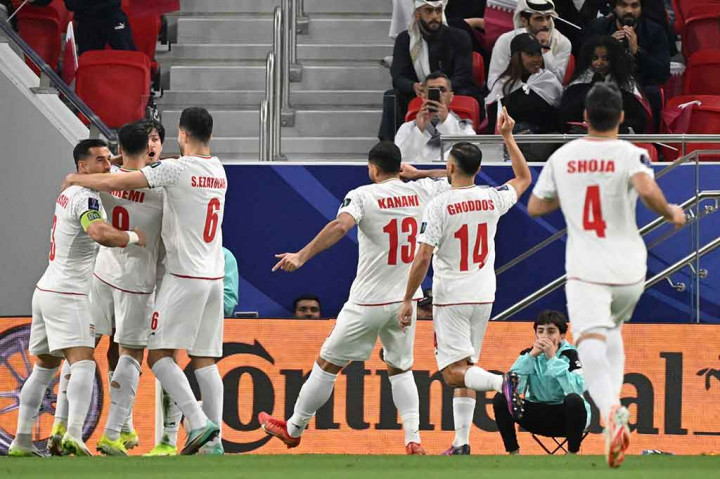 Iran unggul cepat pada menit ke-4 lewat Sardar Azmoun. Penyerang AS Roma itu menyambar sapuan bek Qatar Pedro Miguel dengan tendangan salto yang menjebol gawang kiper Meshaal Barsham. Skor 1-0.