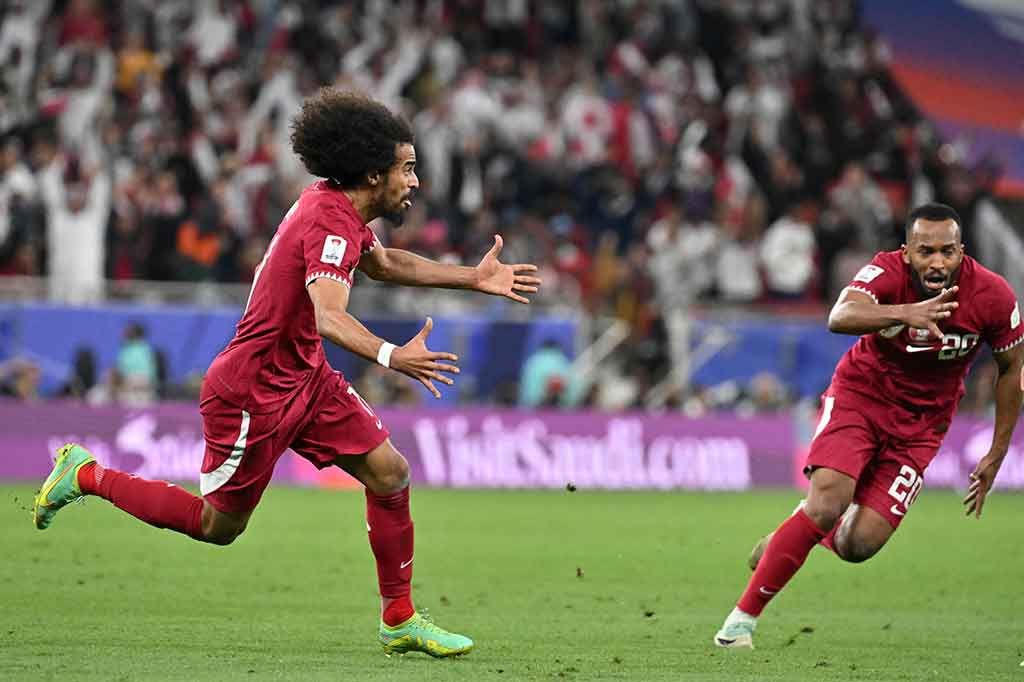 Pada menit ke-43, Qatar berbalik unggul. Aksi tusukan ke dalam (cut inside) Afif dari sisi kiri dituntaskan dengan tembakannya ke sudut kanan gawang Iran yang gagal diselamatkan Beiranvand. Skor 2-1 bertahan hingga babak pertama usai.