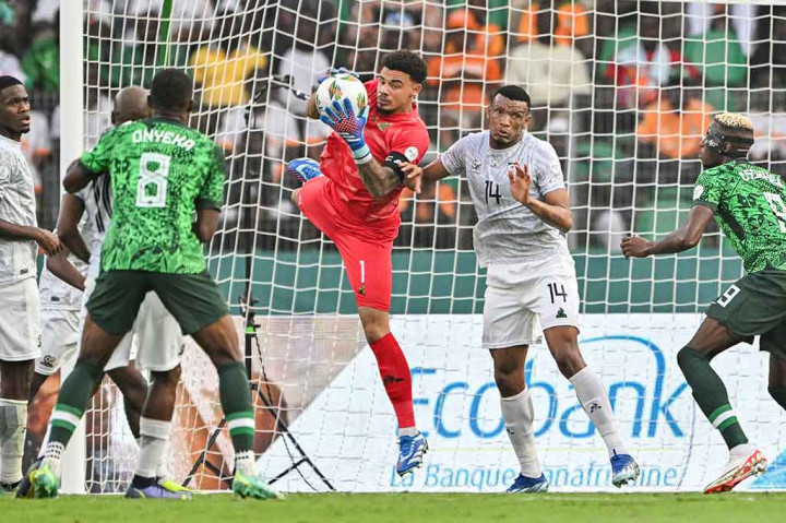 Nigeria tampil menekan sepanjang babak pertama. Meski begitu, lini depan yang dipimpin Victor Osimhen belum mampu membongkar pertahanan rapat Afrika Selatan. Hingga turun minum, skor kacamata imbang tanpa gol tetap bertahan.