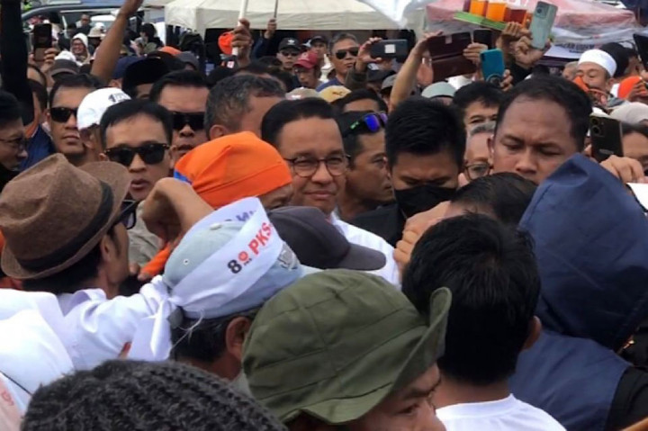 Calon presiden (capres) nomor urut 1 Anies Baswedan tiba di Garut, Jawa Barat. Masyarakat yang memadati Stadion Jayaraga antusias menyambut kedatangannya.