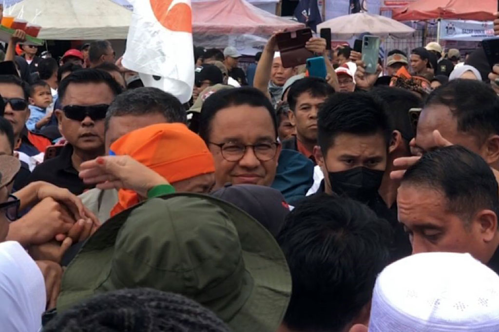 Anies terlihat berseri-seri dan menyapa simpatisan yang hadir. Tidak ketinggalan dia bersalaman dengan para hadirin. 