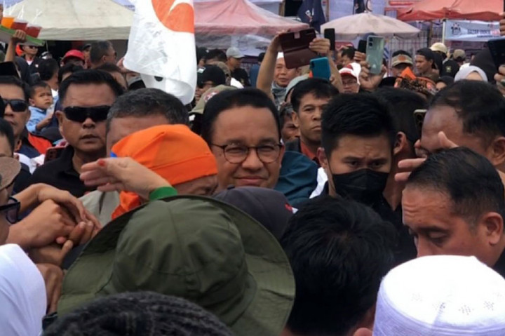 Anies terlihat berseri-seri dan menyapa simpatisan yang hadir. Tidak ketinggalan dia bersalaman dengan para hadirin. 
