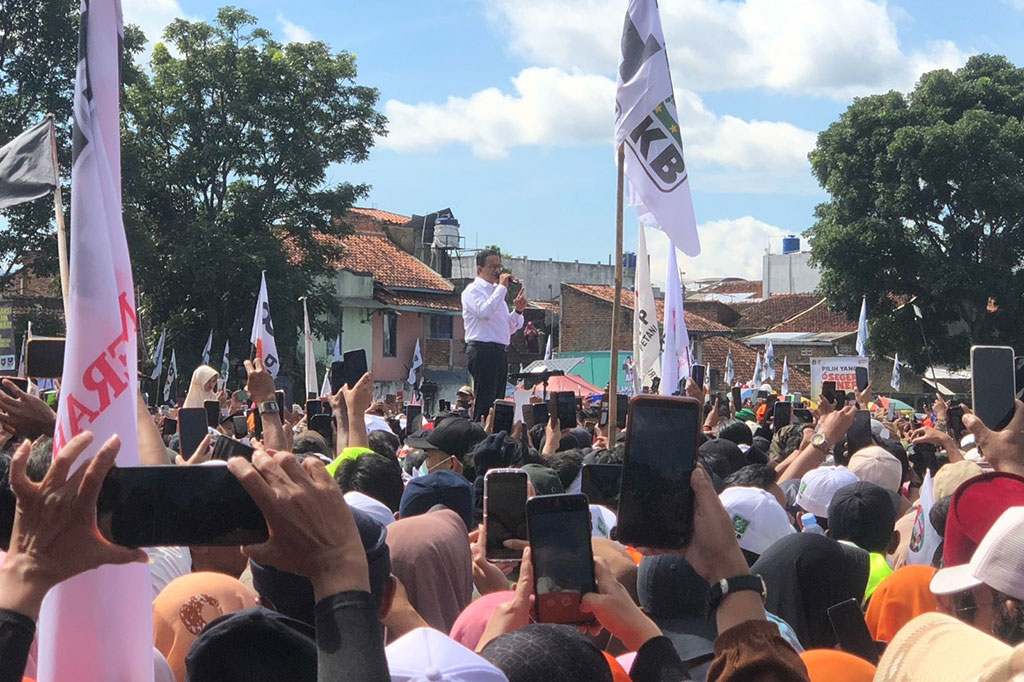 Calon presiden nomor urut 1 Anies Baswedan mengapresiasi antusiasme dan ketangguhan ribuan pendukungnya di Garut, Jawa Barat. Mereka mendukung dengan tulus dan bertahan meski berada di terik matahari.