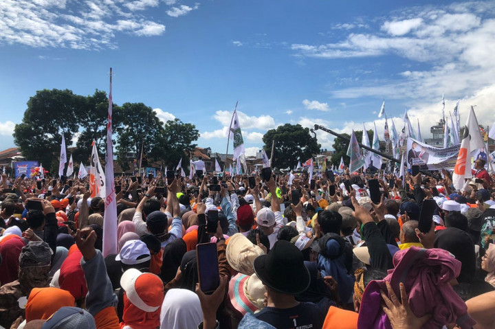 “Orang-orang bayaran tidak punya semangat seperti ini. Orang bayaran kena panas lumer, kena hujan luntur,” kata Anies di Stadion Jayaraga, Garut, Jawa Barat, Kamis, 8 Februari 2024.