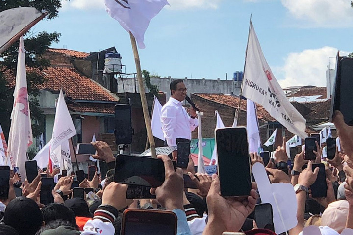 Anies mengatakan dirinya bangga dan bahagia datang ke Garut. Simpatisan dan relawan yang hadir disebutnya sebagai pejuang. “Memang rupiah bisa mendatangkan orang, tapi rupiah tidak bisa menyalakan semangat seperti ini,” ujar dia.