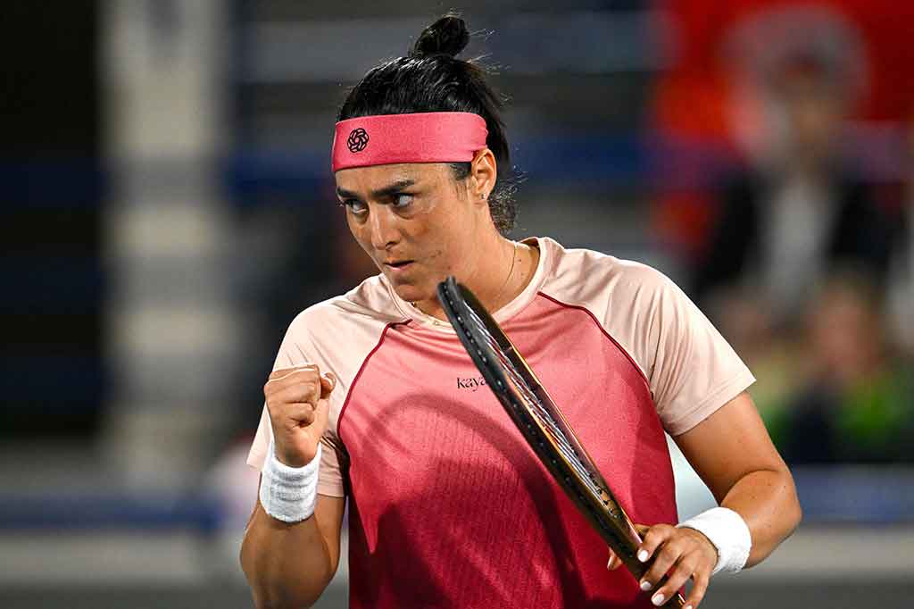 Petenis Tunisia Ons Jabeur melaju ke perempat final pertamanya tahun ini usai meraih kemenangan 6-4, 6-1 atas petenis Inggris Emma Raducanu di turnamen Mubadala Abu Dhabi Open, Kamis, 8 Februari 2024 dini hari WIB.